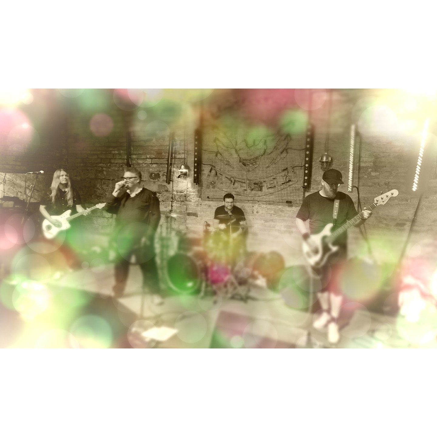 A huge thanks to all who came to @ampedhudd last night. Such a great atmosphere. We really had a blast. The new choons went down well too. 
@splitlipsuk were amazing! What a party! 🤘😎
We play again this coming Friday, at @northernguitarsuk , Leeds, supporting raucous rockmeisters @calvesinthedark !